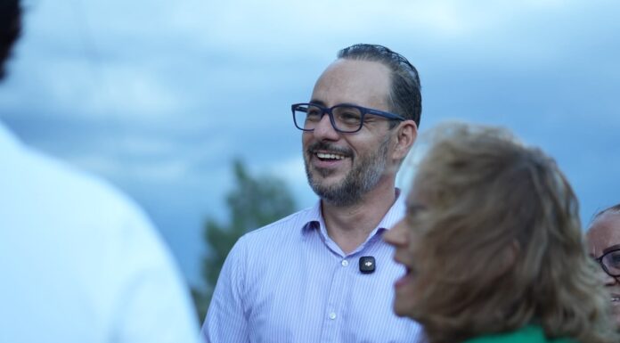 Doble jornada de Jorge Soto: plantan 40 árboles y donan aire acondicionado