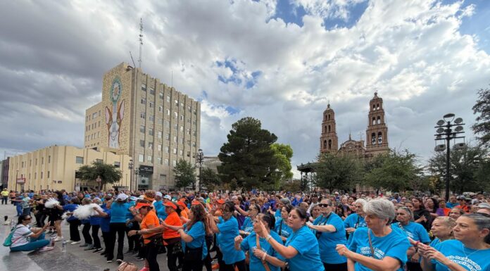 Abuelitos y abuelitas llenan de música y baile la Plaza de Armas con el Mega Zumbatón