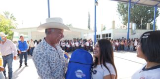 Entrega diputado paquetes de útiles escolares y mochilas a estudiantes de Jiménez