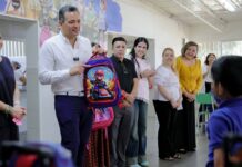 Convive Marco Bonilla con niñas y niños de Granja Hogar y entrega mochilas del Reto Útil