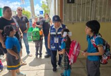 Conoce los Abuelos Policías: cuidan a estudiantes con experiencia y vocación de servicio
