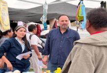 Recorre La China Frías el tianguis de la Tarahumara junto a Santiago de la Peña