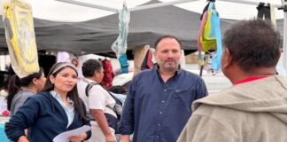 Recorre La China Frías el tianguis de la Tarahumara junto a Santiago de la Peña