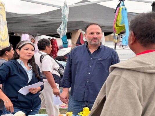 Recorre La China Frías el tianguis de la Tarahumara junto a Santiago de la Peña