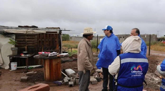 Encabeza Alcalde entrega de hules y despensas a zona sur de Chihuahua
