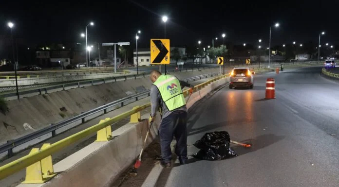 Mientras Chihuahua duerme, personal de Mantenimiento Urbano trabaja para mantener limpia e iluminada la ciudad